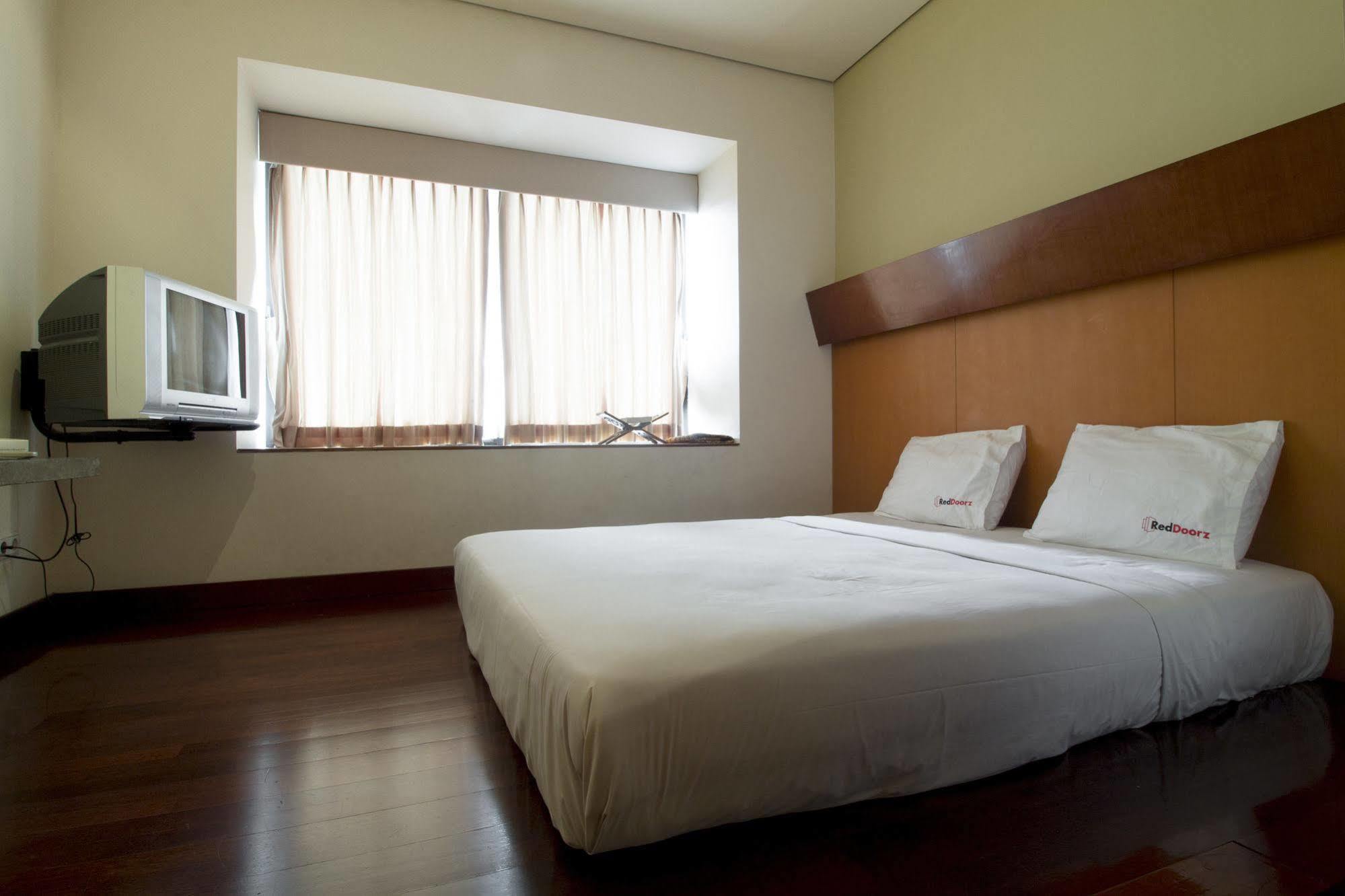 Hotel Reddoorz @ Gegerkalong Girang à Bandung Extérieur photo