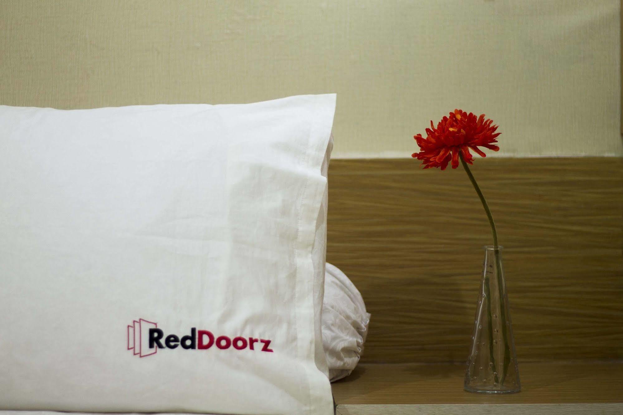 Hotel Reddoorz @ Gegerkalong Girang à Bandung Extérieur photo