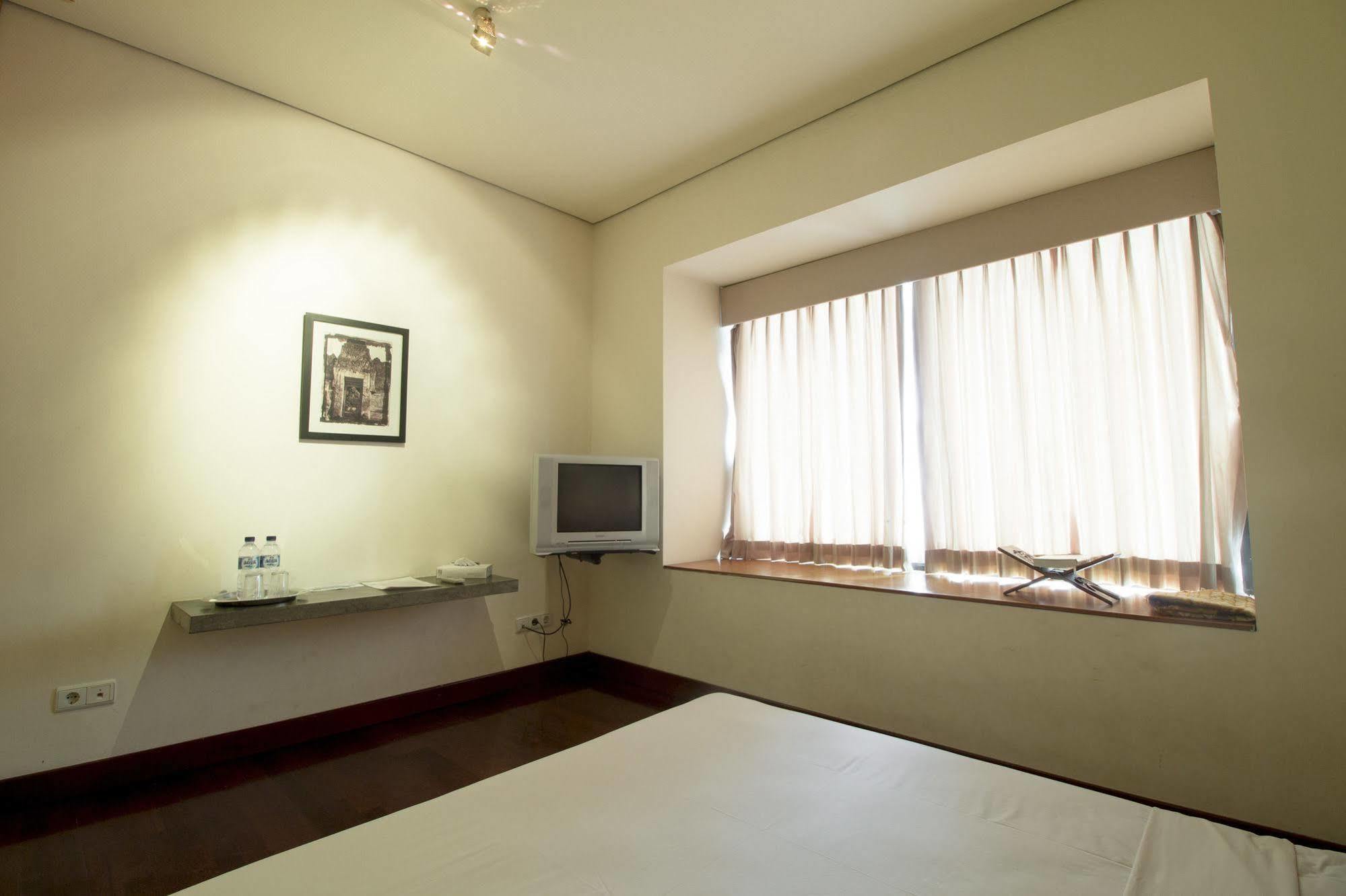 Hotel Reddoorz @ Gegerkalong Girang à Bandung Extérieur photo