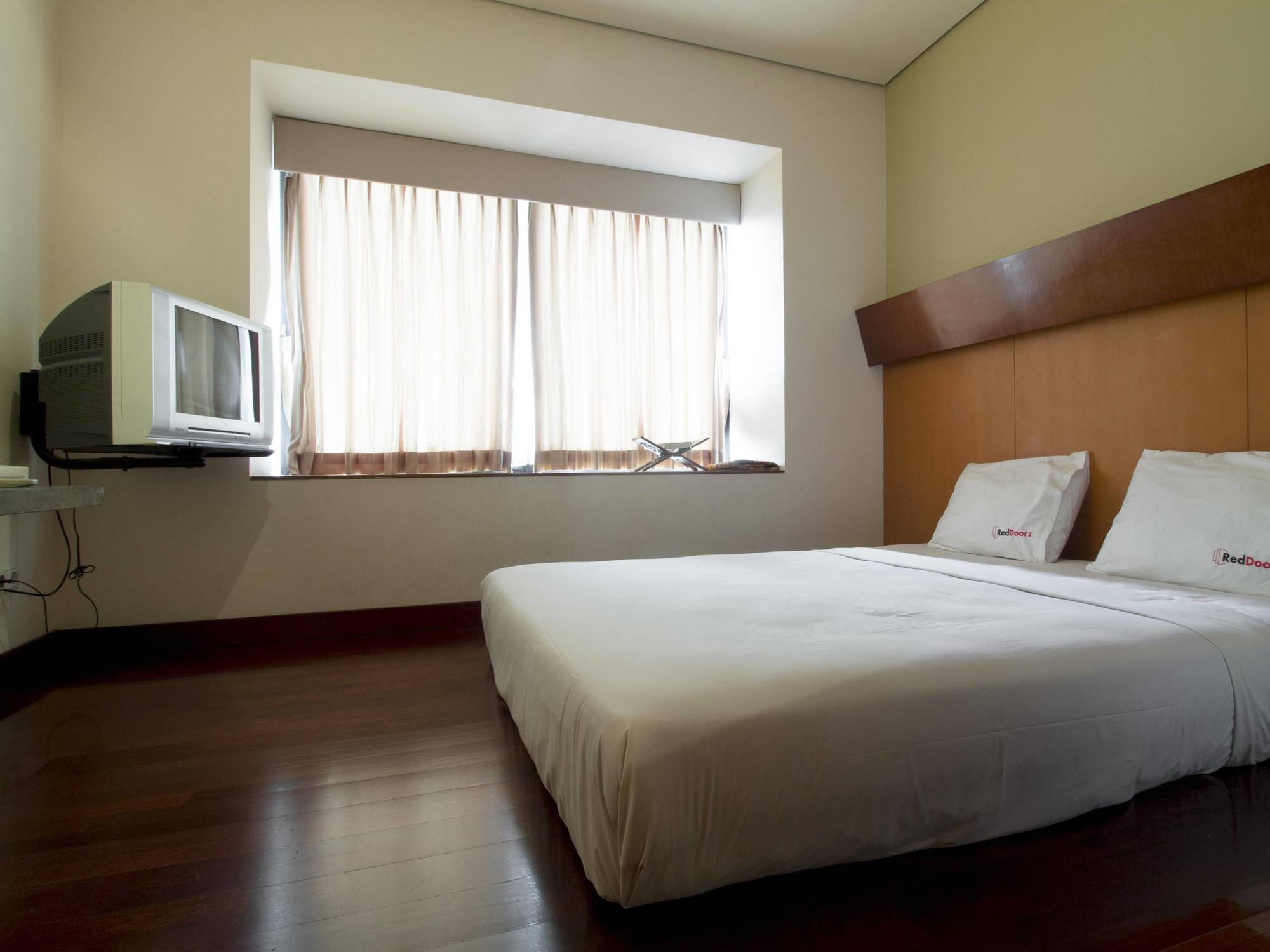 Hotel Reddoorz @ Gegerkalong Girang à Bandung Extérieur photo